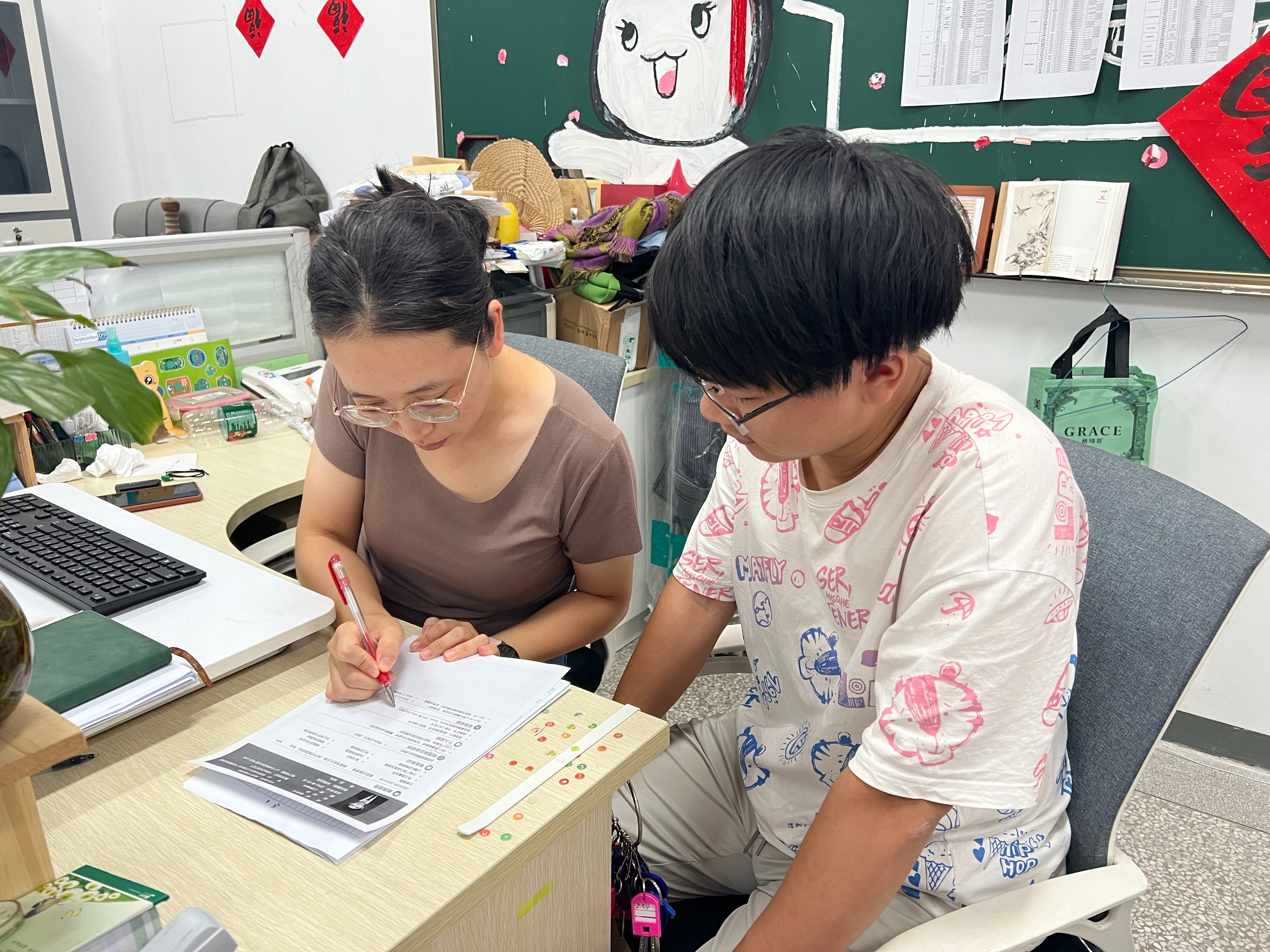 郭欣瑜正为学生修改简历 郭欣瑜正为学生修改简历